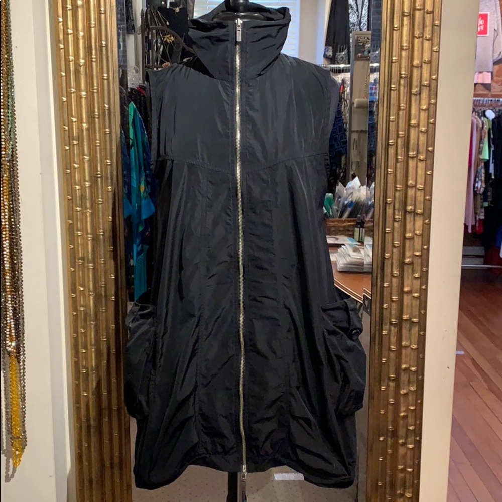Sun Kim travel zip front vest